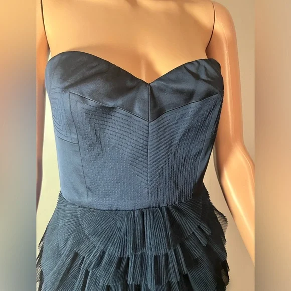 BCBGMaxAzria - Cocktail Dress - Satin bodice and tiered tulle skirt. Size 6. - Picture 8 of 10